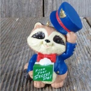 🎄🎄🎄🎄🎄🎄VINTAGE RACCOON POSTMAN HALLMARK ORNAMENT SECRET PAL